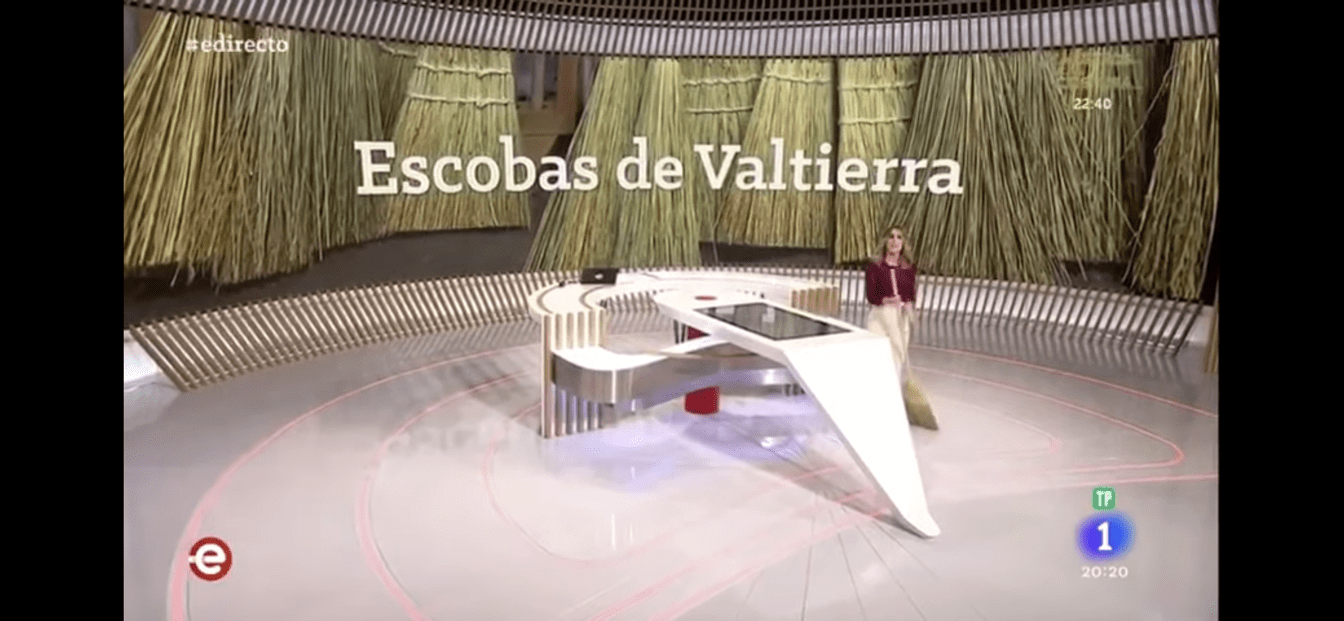 Estudio de España Directo con Escoba Mendi en plató. Escobas de Valtierra en texto de pantalla.